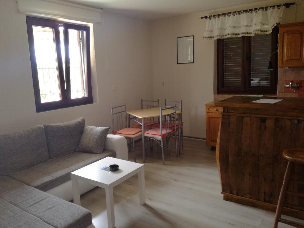 Apartment Nela Funtana Bagian luar foto